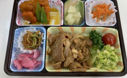 「豚肉生姜焼き弁当」と「魚の天ぷら弁当」